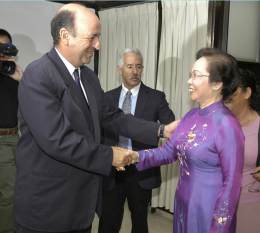 El vicepresidente cubano Carlos Lage recibe a dirigente vietnamita
